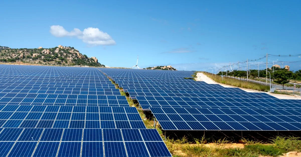 panneaux solaires au sol : une solution efficace pour maximiser la production d'énergie renouvelable grâce à une installation flexible et performante.