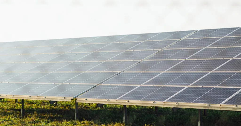 découvrez les panneaux solaires au sol : une solution efficace et durable pour exploiter l'énergie solaire et réduire votre facture énergétique.