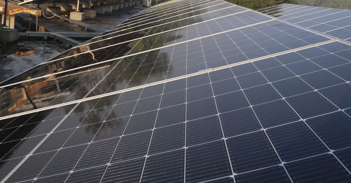 découvrez la durée de vie des onduleurs photovoltaïques, leur importance pour l'efficacité des systèmes solaires et comment optimiser leur longévité.