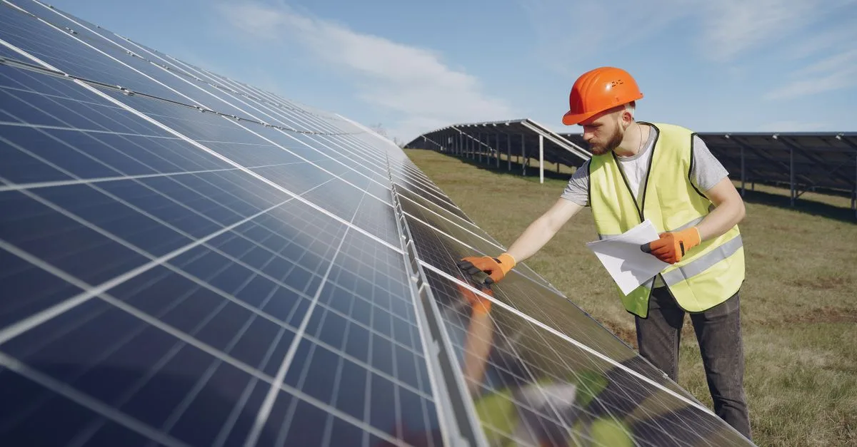entretien photovoltaïque : optimisez les performances de vos panneaux solaires grâce à un service de maintenance spécialisé et régulier.