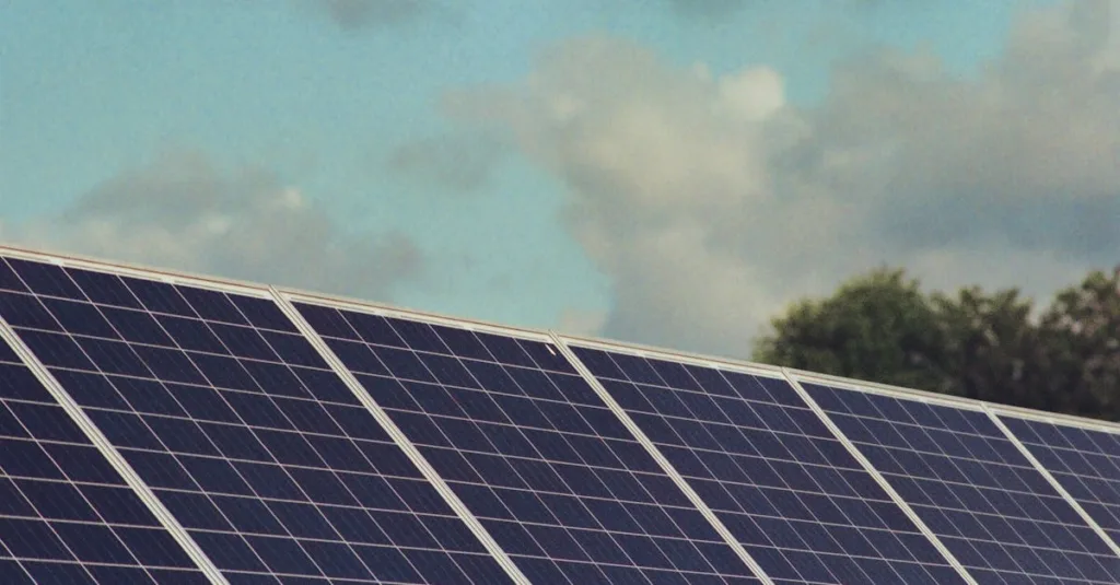 découvrez les panneaux solaires polycristallins, une solution efficace et économique pour capter l'énergie solaire et réduire votre facture d'électricité.