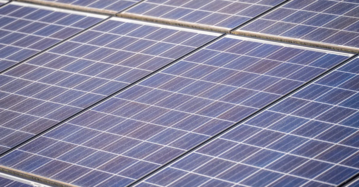 nettoyage de panneaux solaires : améliorez l'efficacité de vos installations solaires grâce à un entretien professionnel et régulier.