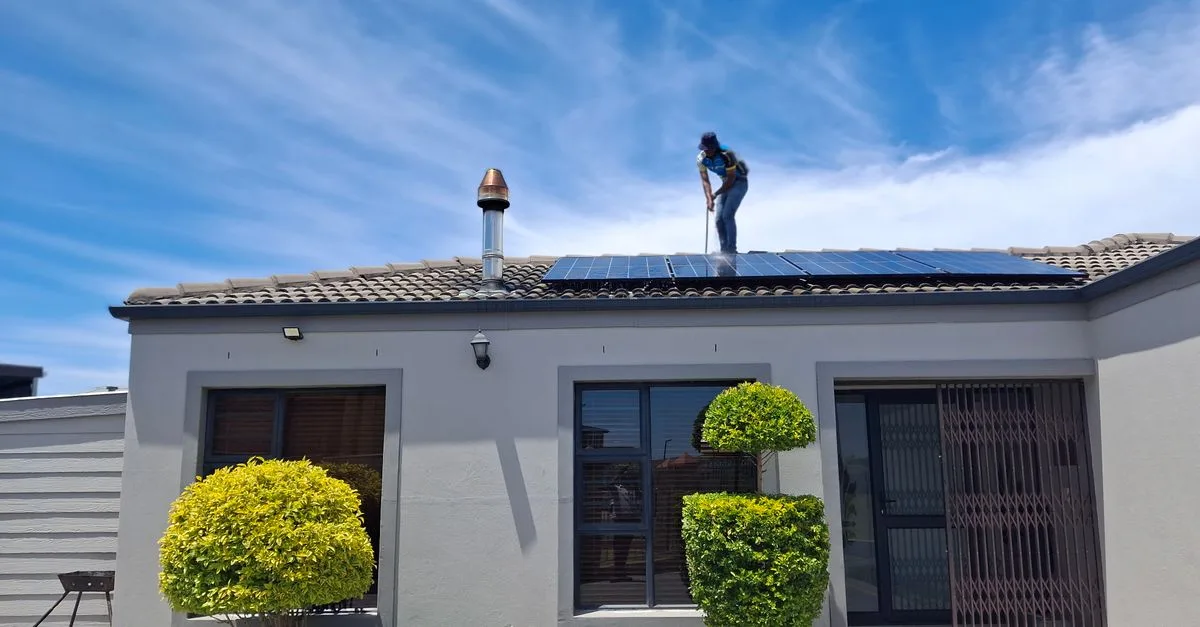 service professionnel de nettoyage de panneaux solaires pour optimiser leur performance et prolonger leur durée de vie.