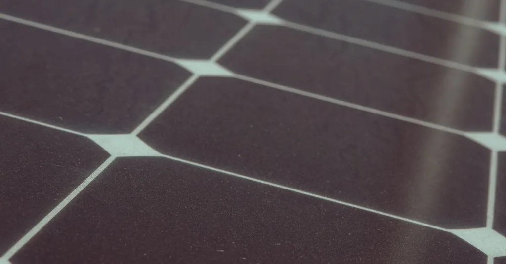 découvrez les démarches et les autorisations nécessaires pour l'installation de panneaux solaires, afin de respecter la réglementation en vigueur et bénéficier d'une énergie renouvelable.