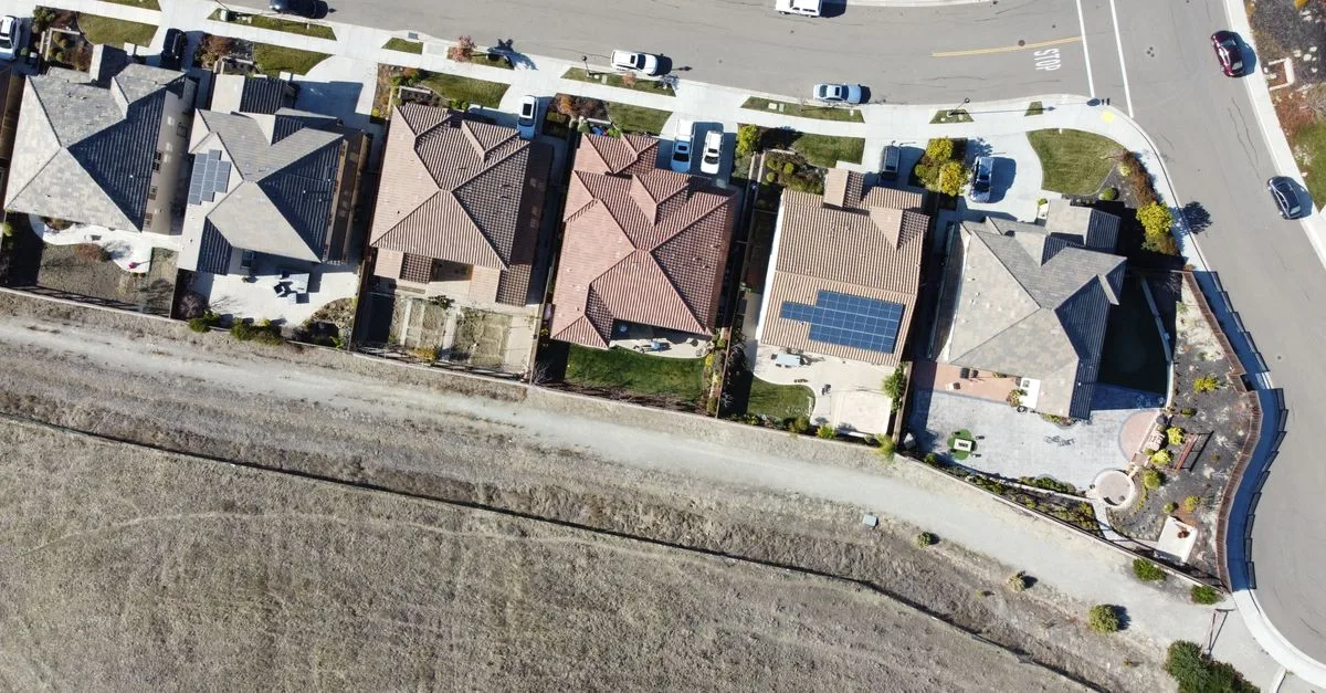 découvrez comment calculer la surface de toit nécessaire pour installer des panneaux solaires et optimiser la production d'énergie renouvelable chez vous.