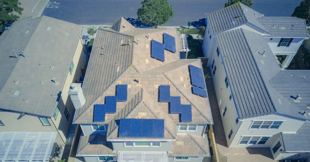 découvrez comment optimiser la surface de votre toit pour l'installation de panneaux solaires et maximiser la production d'énergie renouvelable.