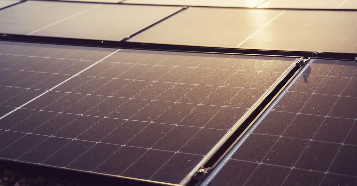 découvrez une comparaison complète des différentes technologies de panneaux solaires pour choisir la solution la plus adaptée à vos besoins énergétiques.