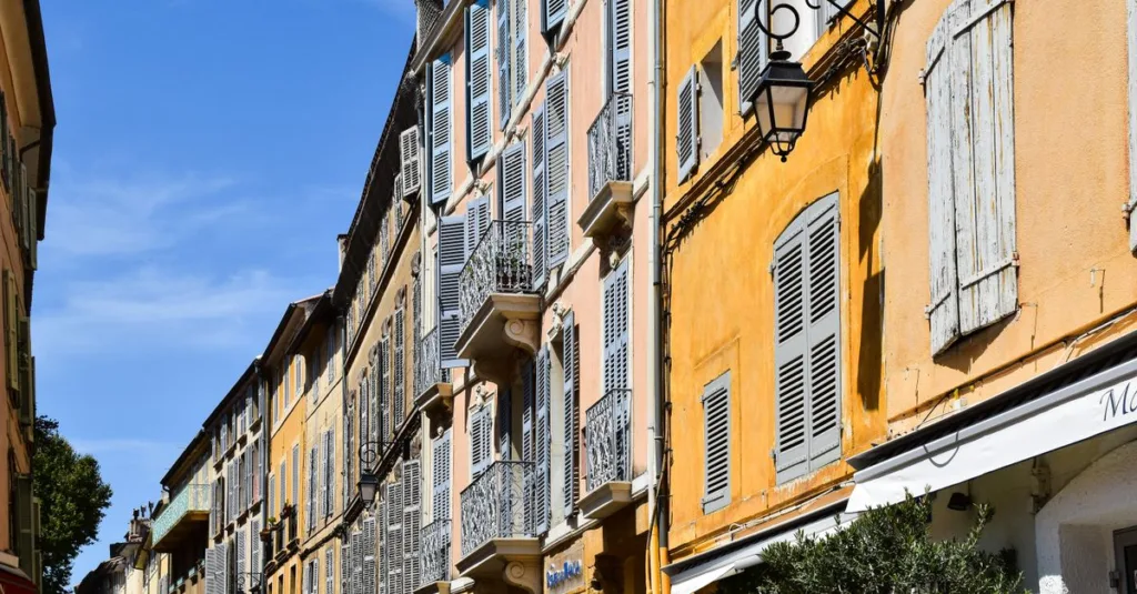 découvrez nos solutions de panneaux solaires à aix-en-provence pour une énergie renouvelable, économique et écologique. installation professionnelle et service personnalisé.