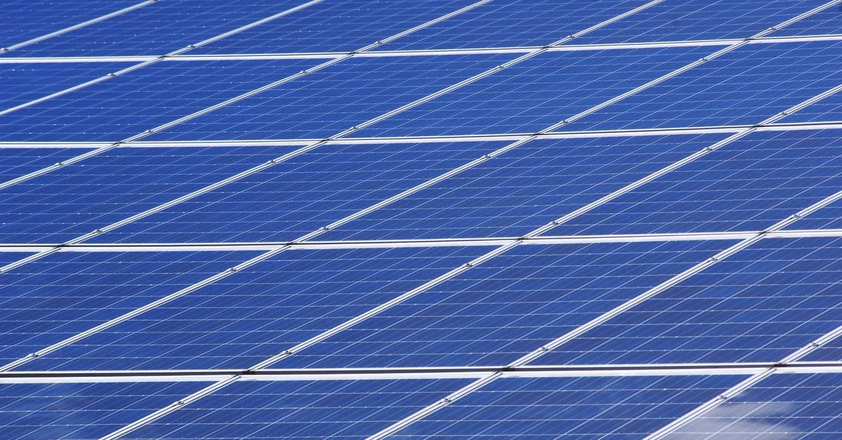 comparaison des panneaux solaires : guide complet pour choisir les meilleurs modèles selon vos besoins, performance, et budget.