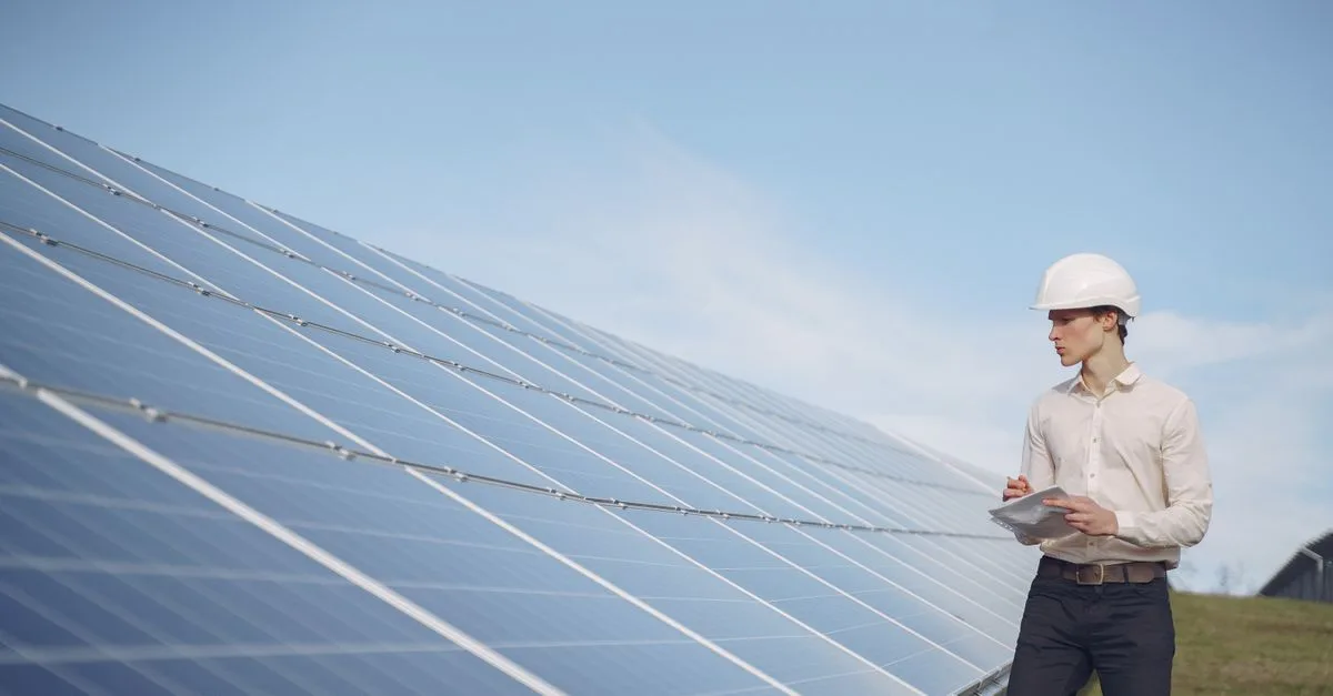 découvrez comment améliorer l'efficacité des panneaux solaires pour maximiser la production d'énergie renouvelable et réduire votre facture d'électricité.