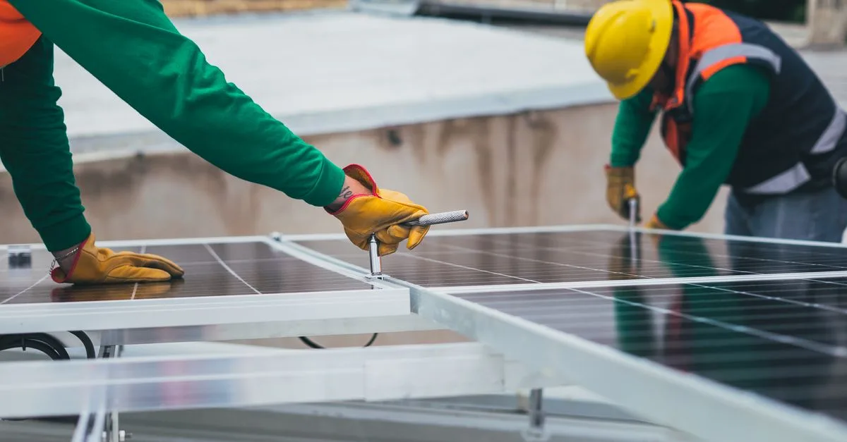 installation de panneaux solaires : profitez d'une énergie propre et renouvelable pour réduire vos factures d'électricité et préserver l'environnement.