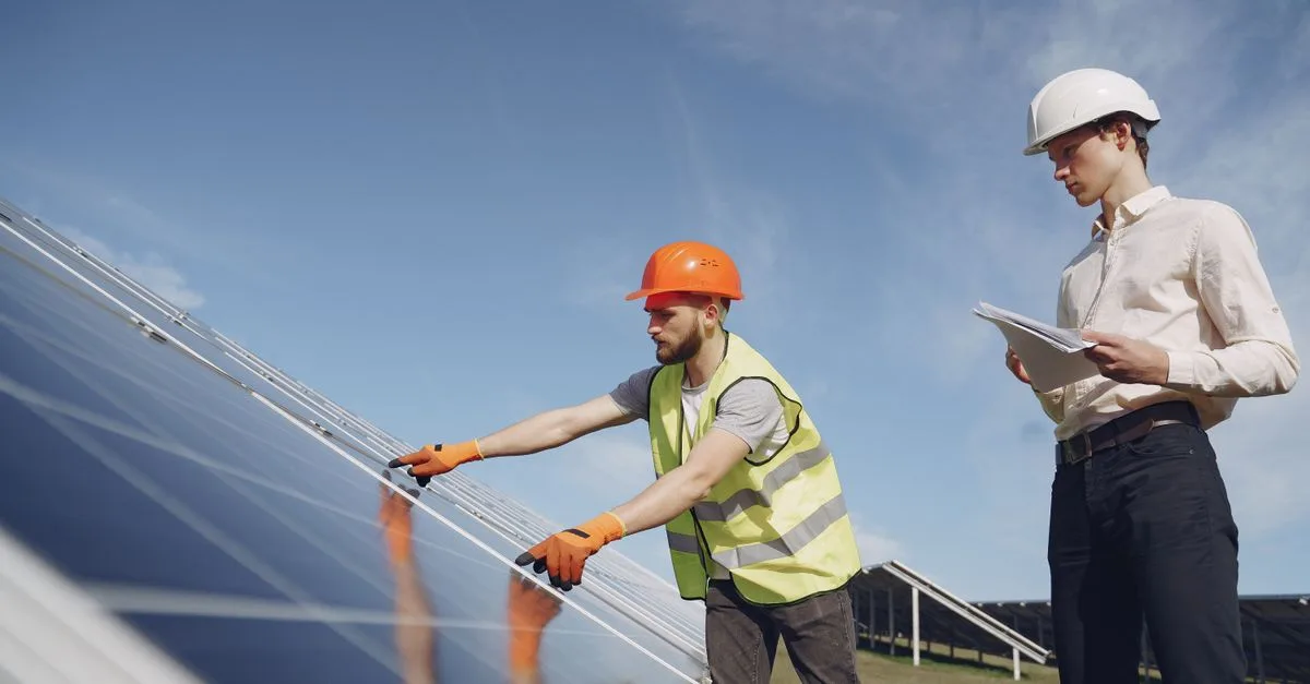 faites inspecter votre toiture avant l’installation de panneaux solaires pour vérifier son état, anticiper les réparations et assurer une pose durable.