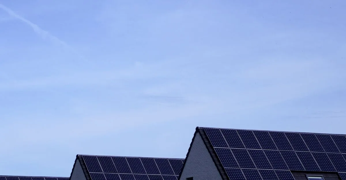 découvrez les solutions de fixation pour panneaux solaires sur toiture en ardoise, avec une installation adaptée, sûre et durable.