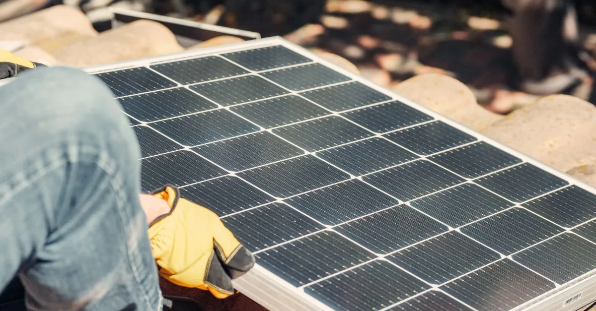 découvrez des systèmes de fixation pour panneaux solaires adaptés aux toitures en tuiles canal : une installation sûre, durable et respectueuse de votre toiture.