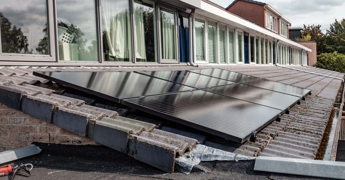 découvrez comment l’ombrage réduit la production des panneaux solaires et quelles solutions permettent de limiter les pertes d’énergie.